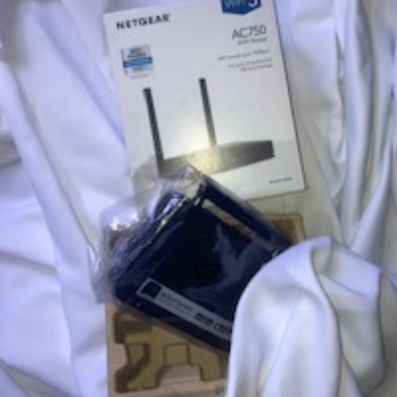 NETGEAR AC750 Wifi Router - Picture 2 of 3